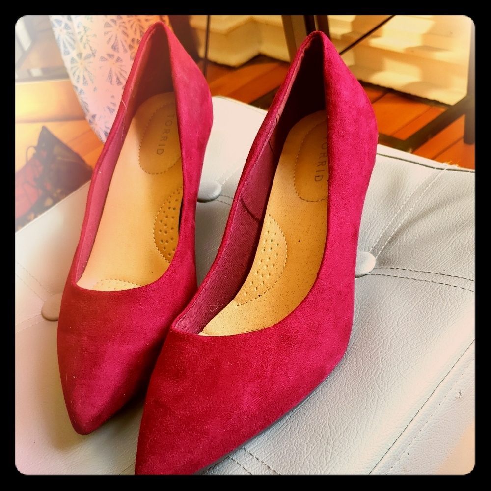 Wine Kitten Toed Pumps